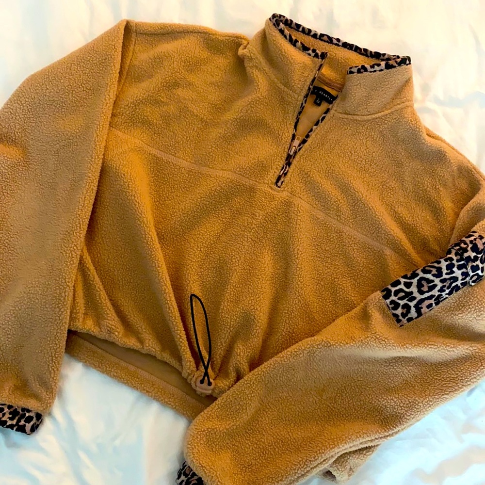 Crop/ Cheetah SweatShirt